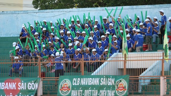 CĐV Navibank Sài Gòn cổ vũ rất chuyên nghiệp trên sân Nha Trang